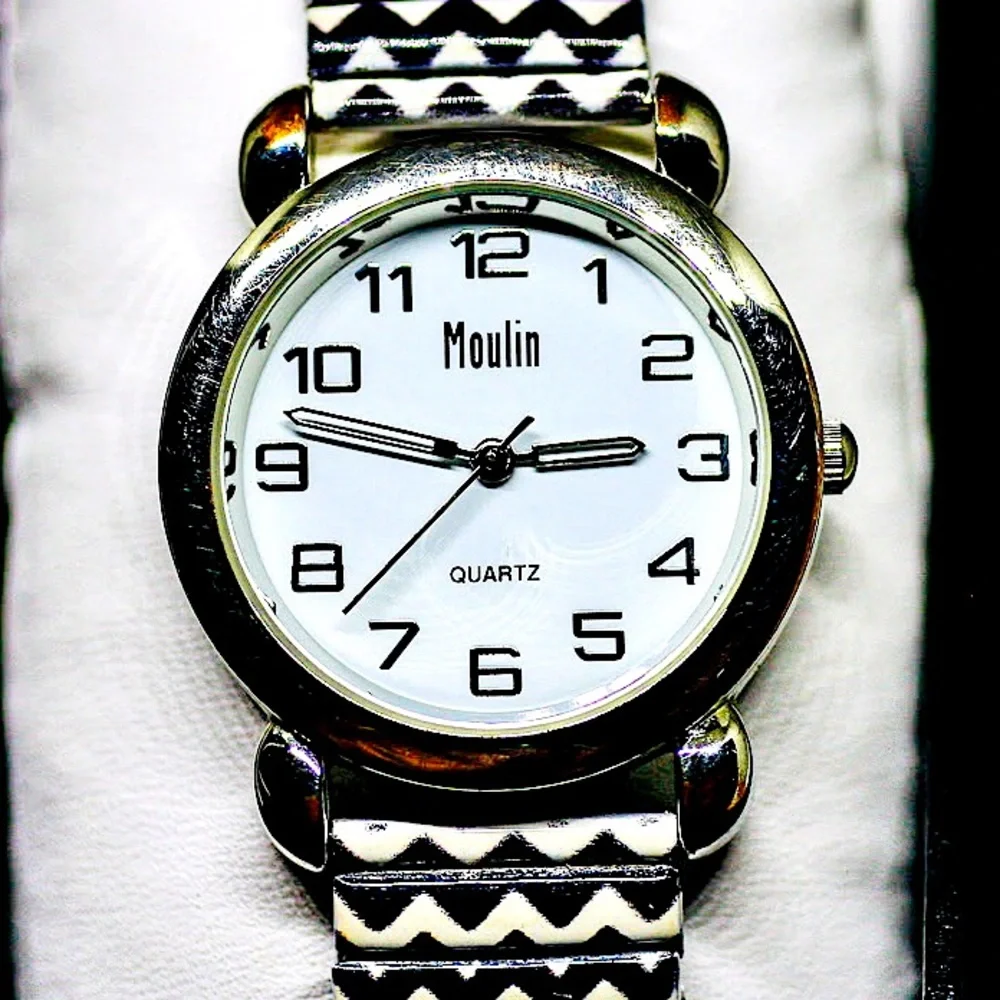 SOLD | B&W Chevron Stretchy Bracelet Strap Watch | New Battery - Picture 2 of 4